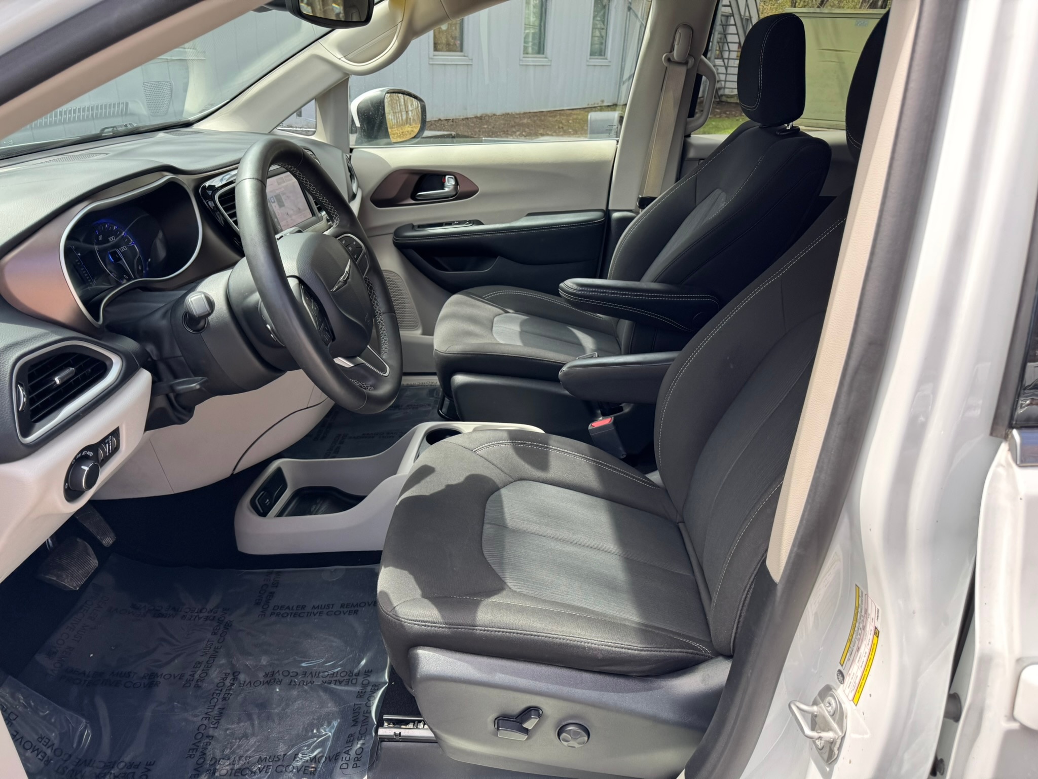 2023 Chrysler Voyager LX - Photo 9