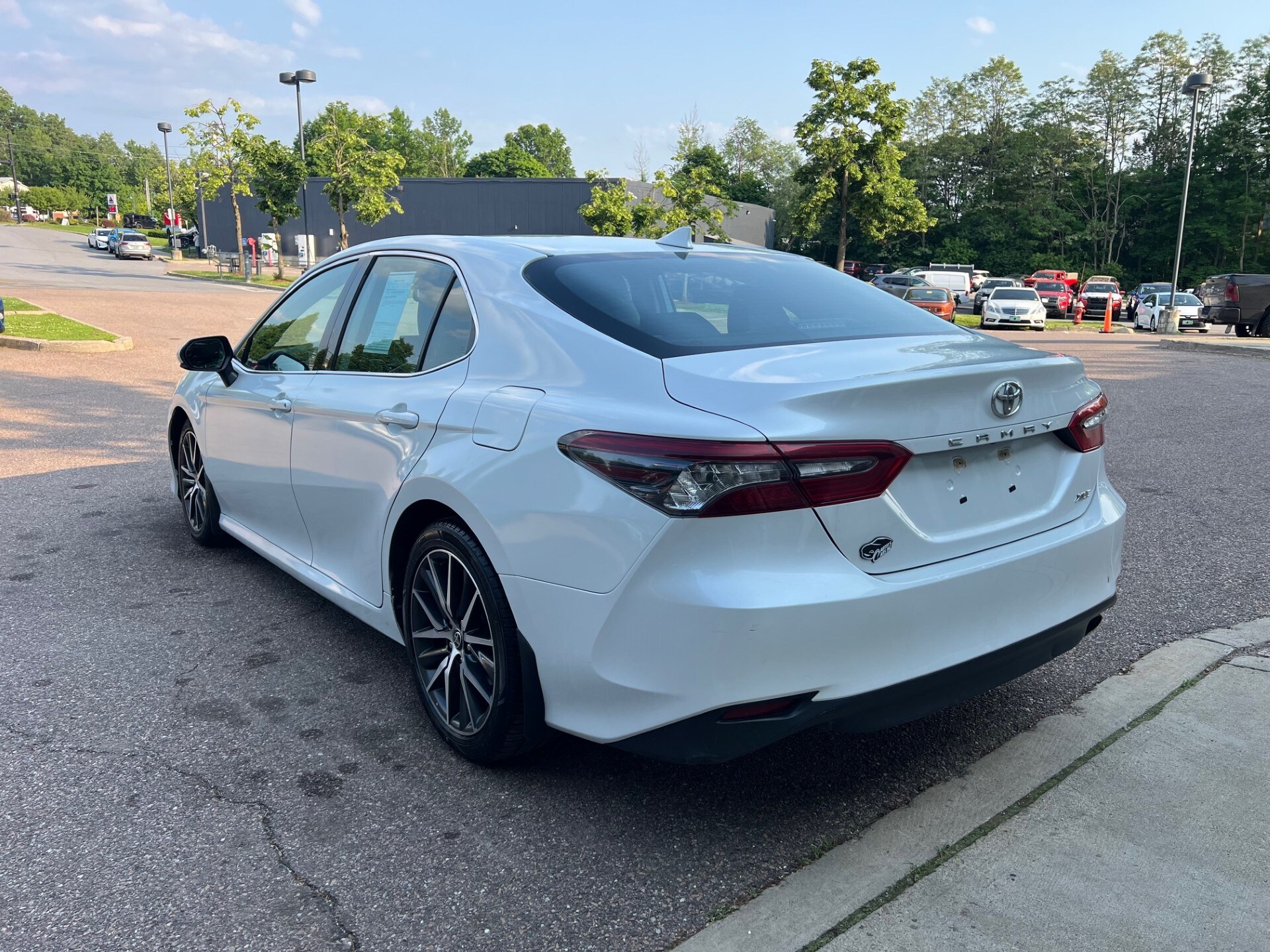 2021 Toyota Camry XLE photo 3