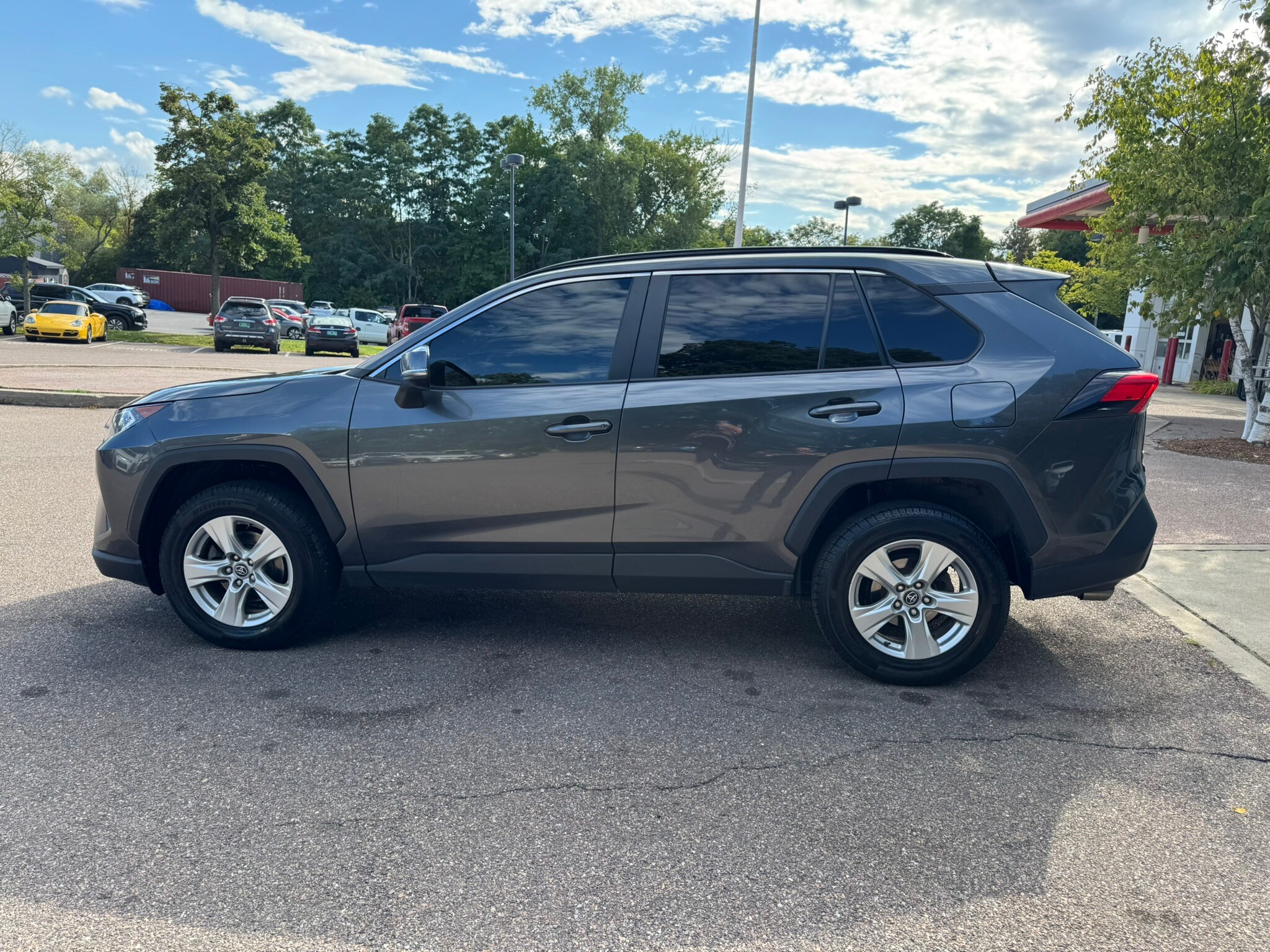 2020 Toyota RAV4 XLE photo 4