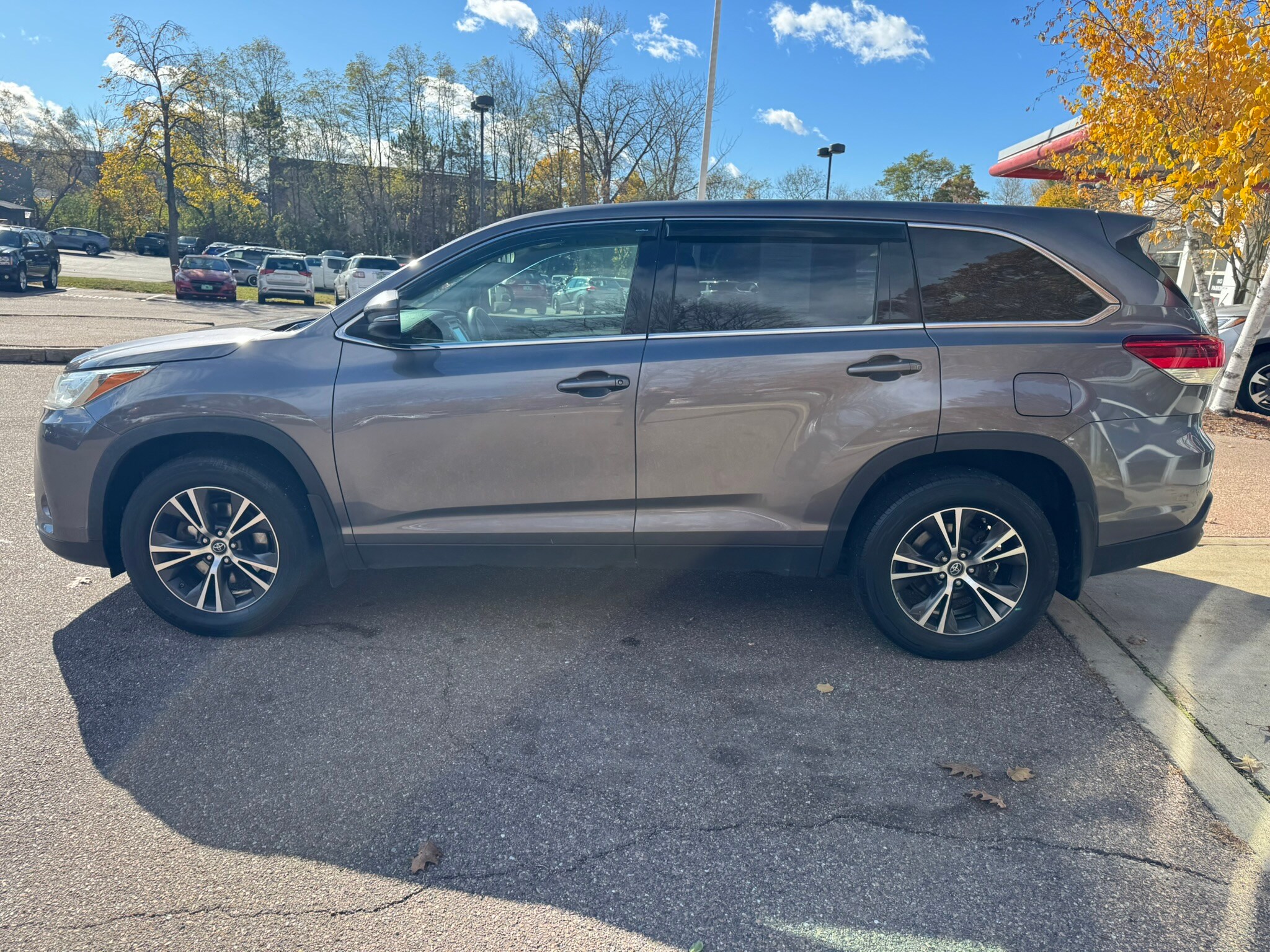 2019 Toyota Highlander LE photo 2