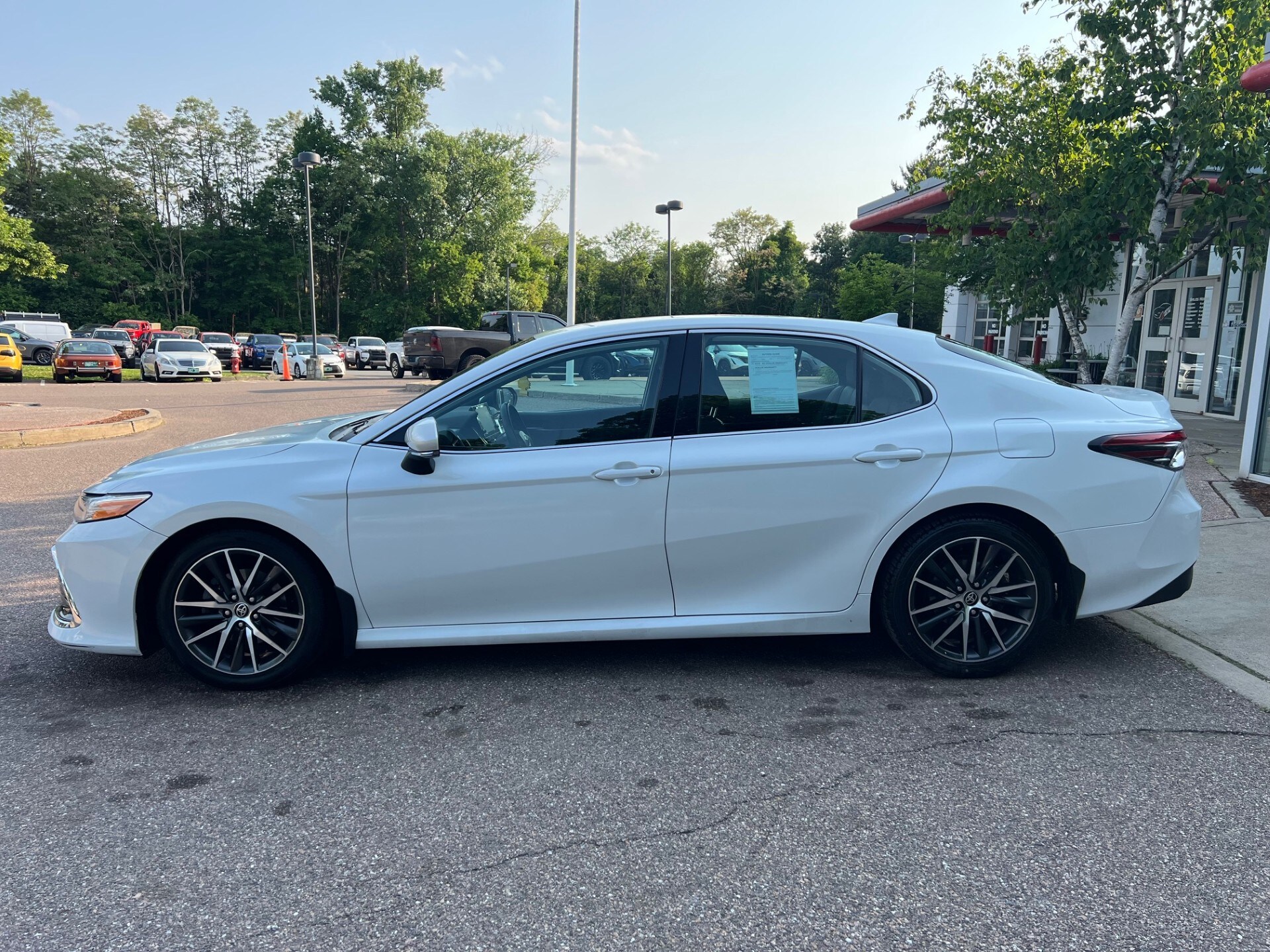 2021 Toyota Camry XLE photo 2