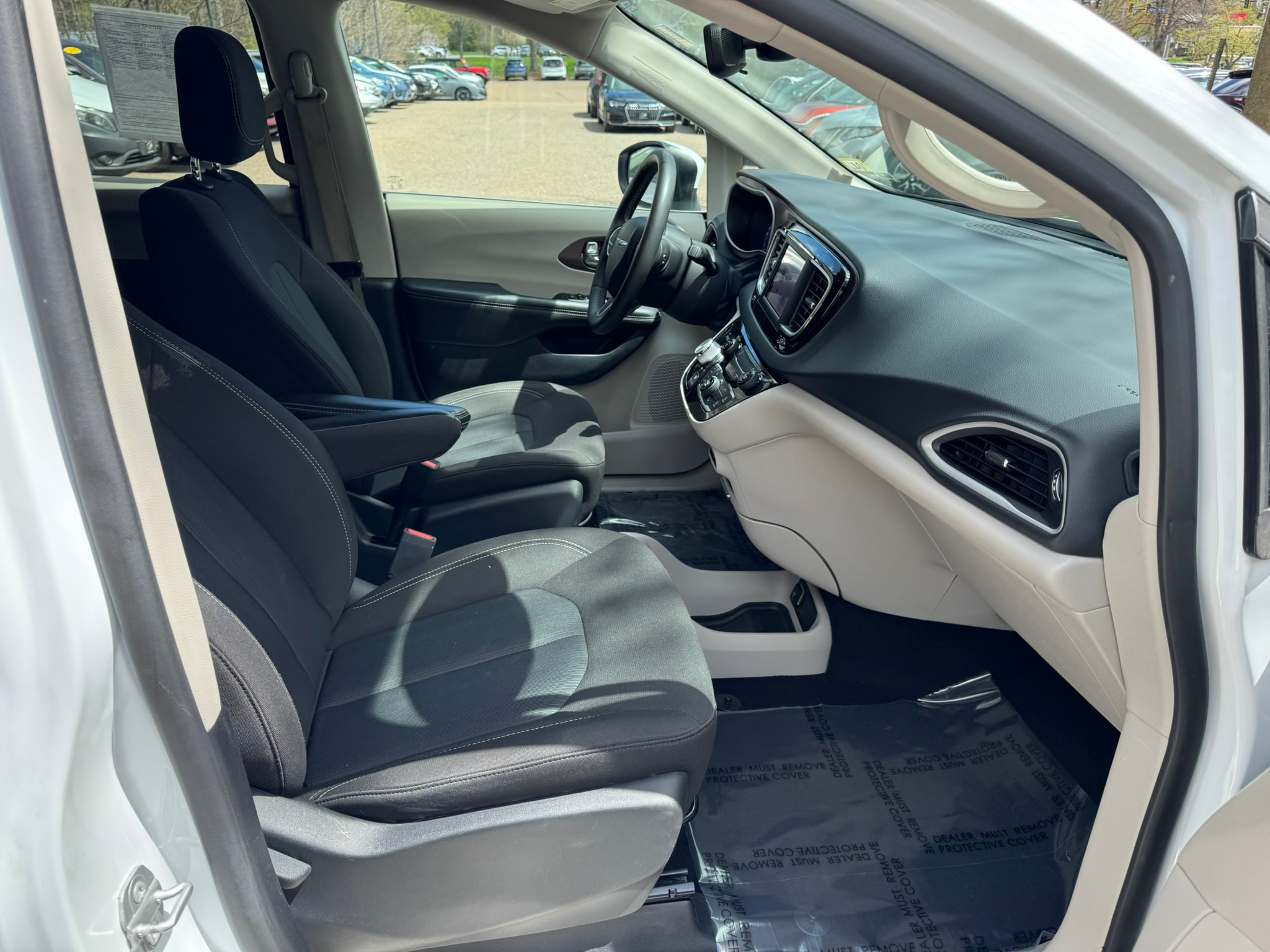 2023 Chrysler Voyager LX - Photo 12