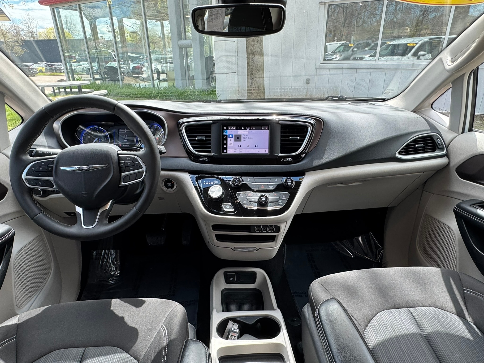 2023 Chrysler Voyager LX - Photo 14