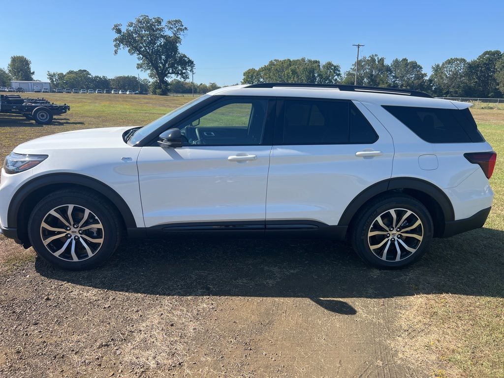 2025 Ford Explorer ST-Line photo 2