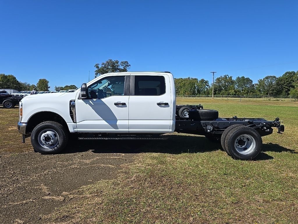 2026 Ford F-350 Super Duty Chassis Cab XL - Photo 2