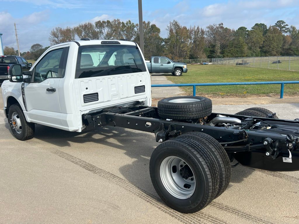 2026 Ford F-350 photo 3