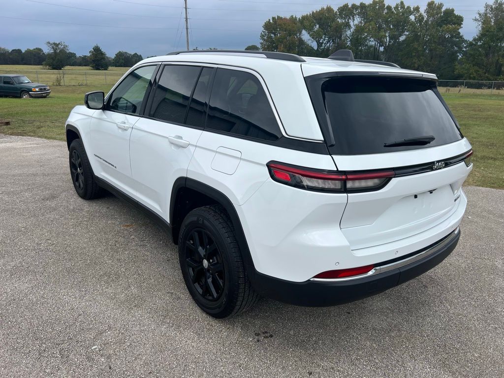 2022 Jeep Grand Cherokee Limited photo 2