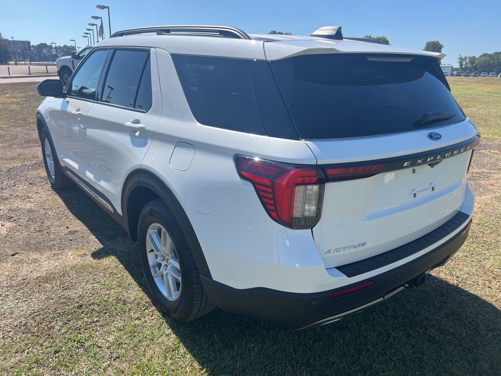2025 Ford Explorer photo 3