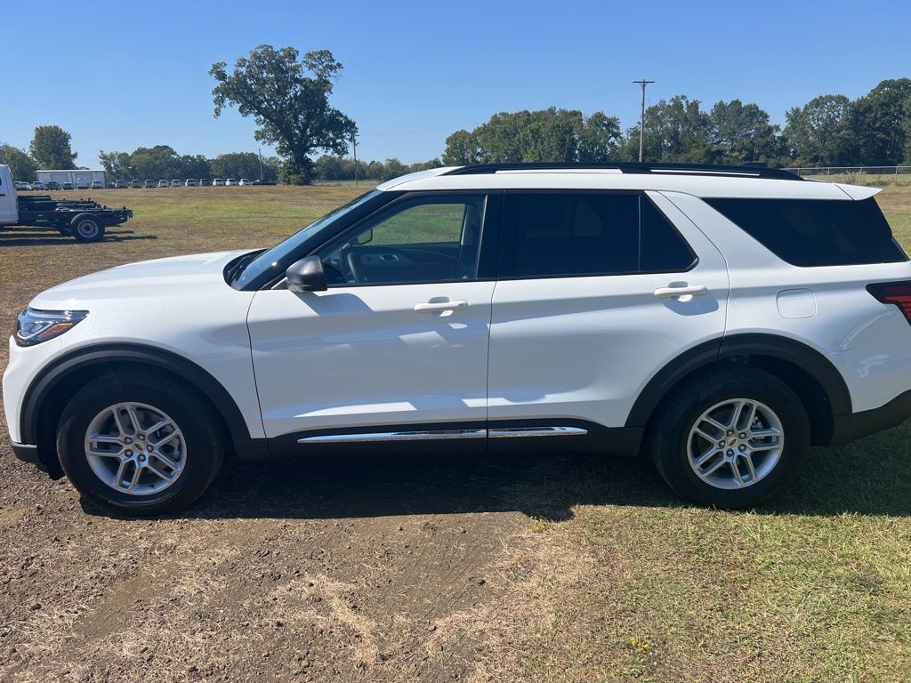 2025 Ford Explorer photo 2