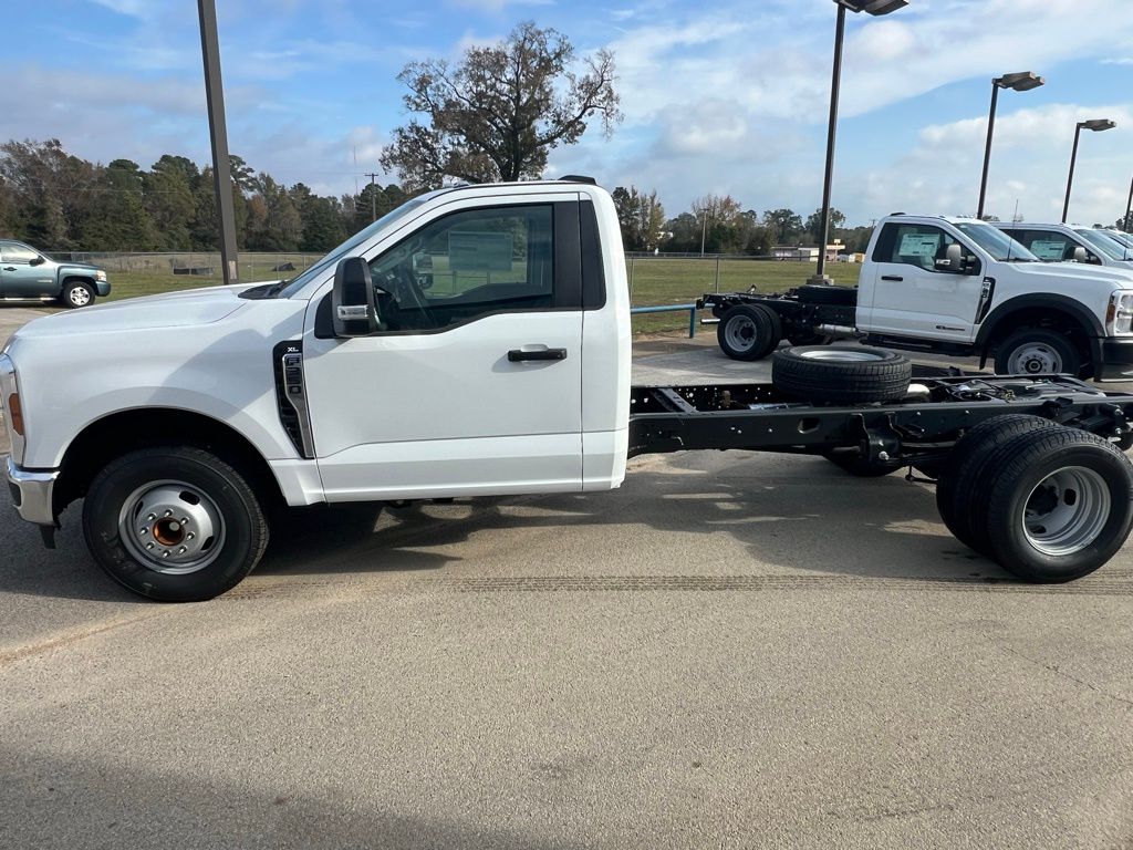 2026 Ford F-350 photo 2