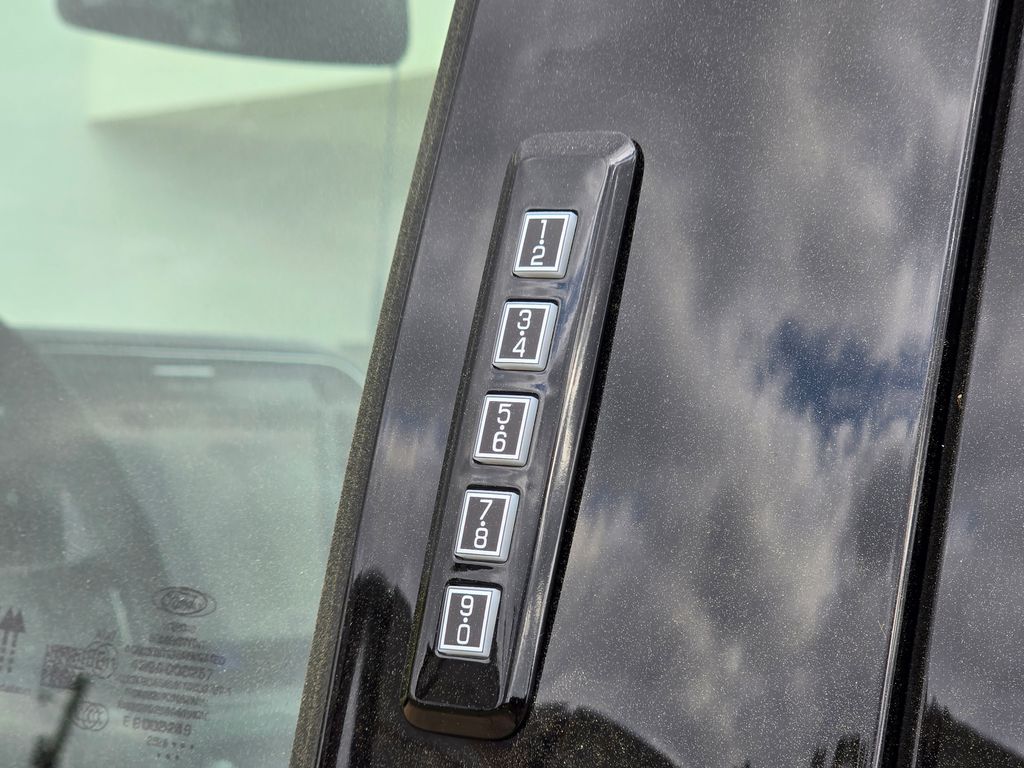 2026 Ford F-250 Super Duty Platinum - Photo 13