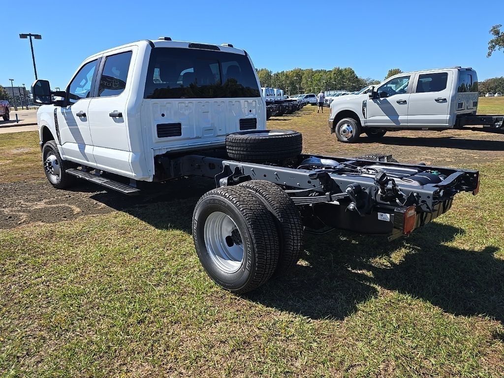 2026 Ford F-350 Super Duty Chassis Cab XL - Photo 3