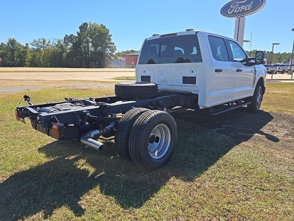 2026 Ford F-350 Super Duty Chassis Cab XL - Photo 5
