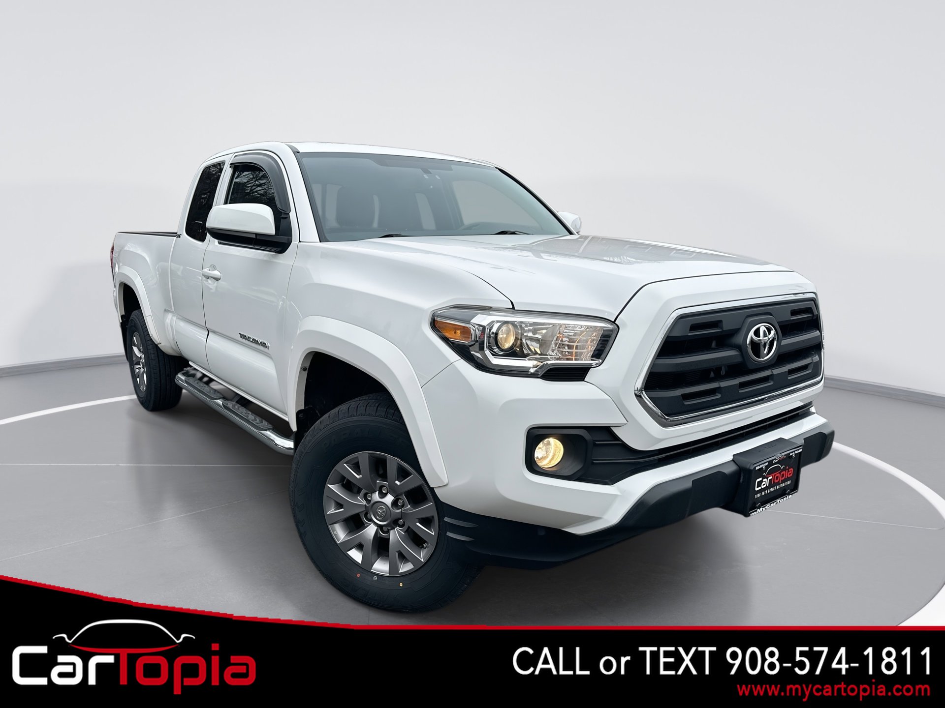 2017 Toyota Tacoma SR5's photo