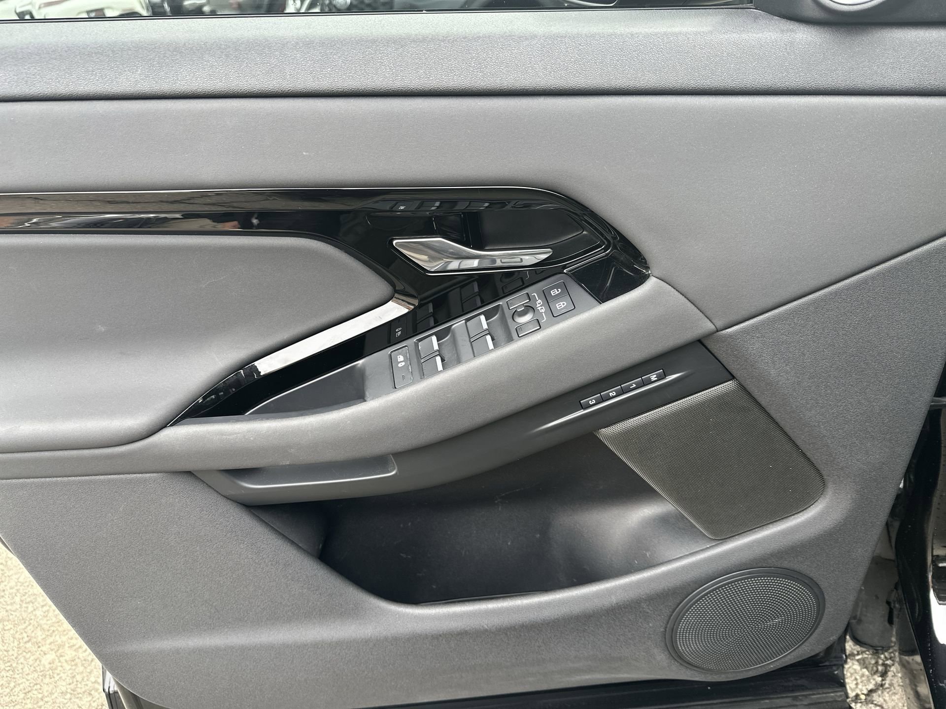 2024 Land Rover Range Rover Evoque Dynamic SE - Photo 12