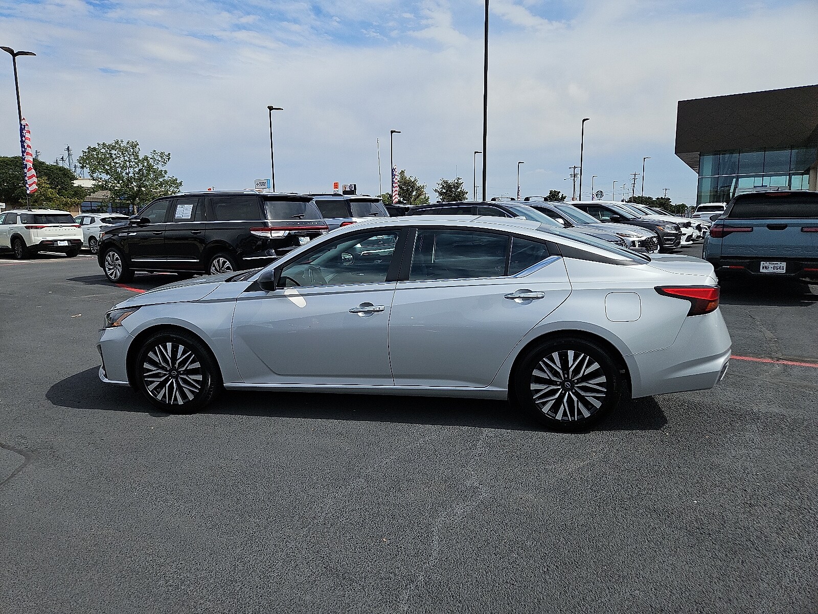 2024 Nissan Altima 2.5 SV photo 2