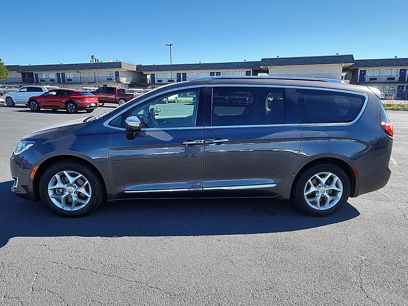 2020 Chrysler Pacifica Limited photo 2