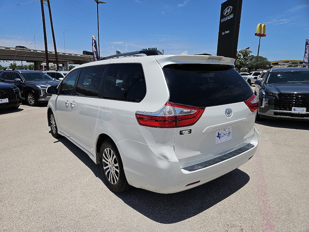 Used 2018 Toyota Sienna XLE 7 Passenger Auto Access Seat Front-wheel Drive Van