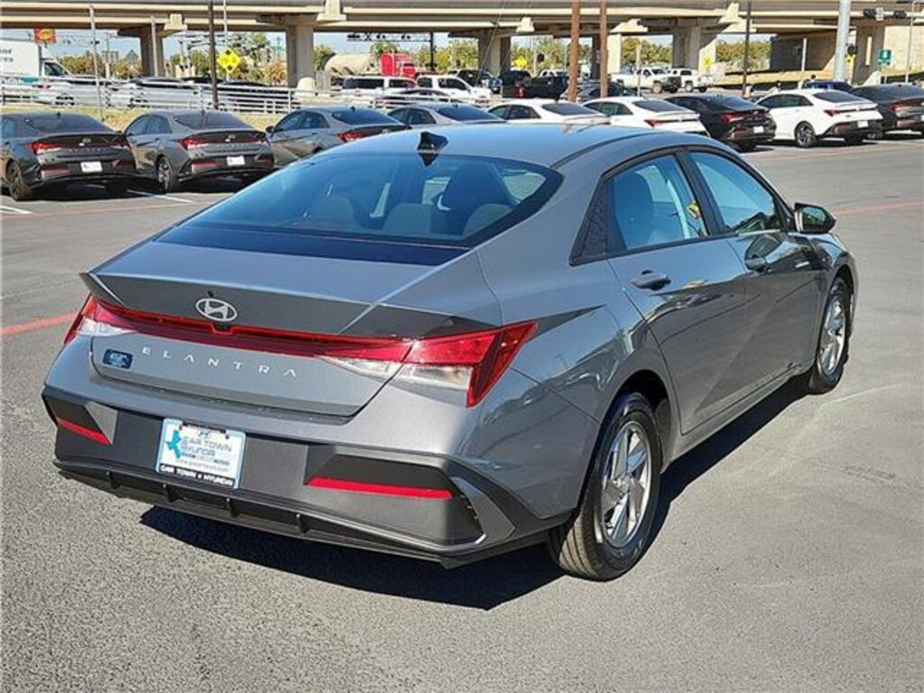 New 2026 Hyundai Elantra SE Sedan