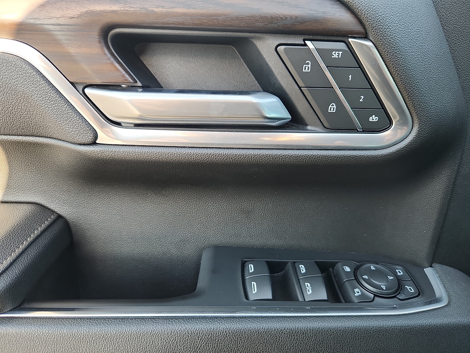 2025 GMC Sierra 1500 SLT - Photo 11