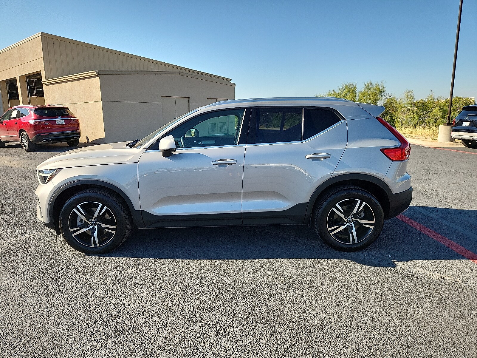 2024 Volvo XC40 Core photo 2