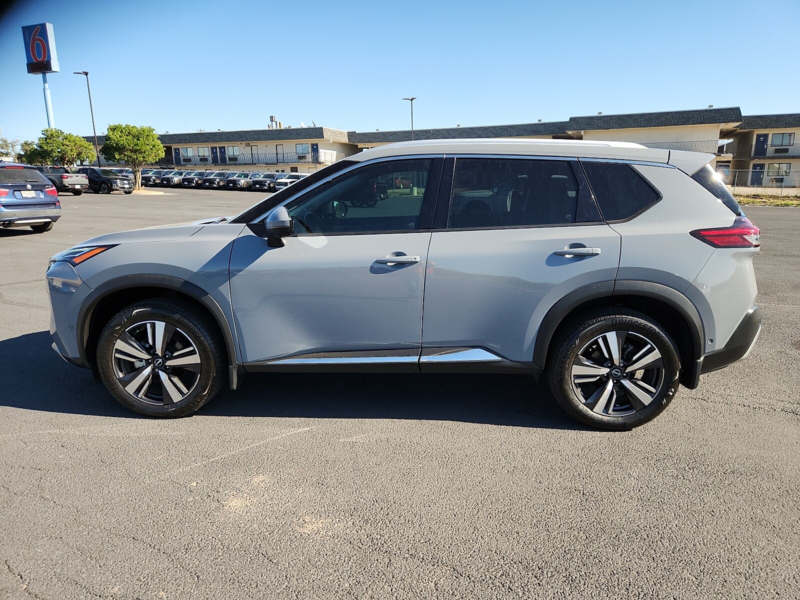 2023 Nissan Rogue Platinum photo 2