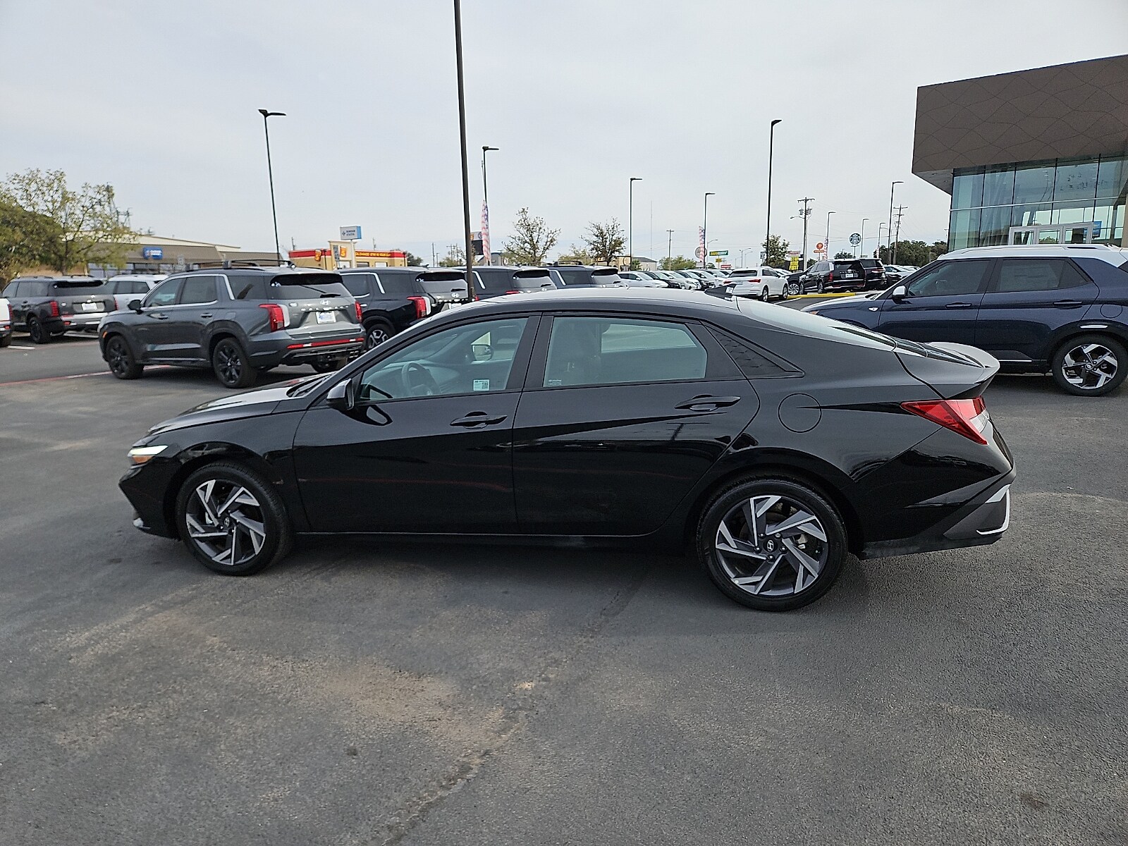 2025 Hyundai Elantra SEL Sport photo 2