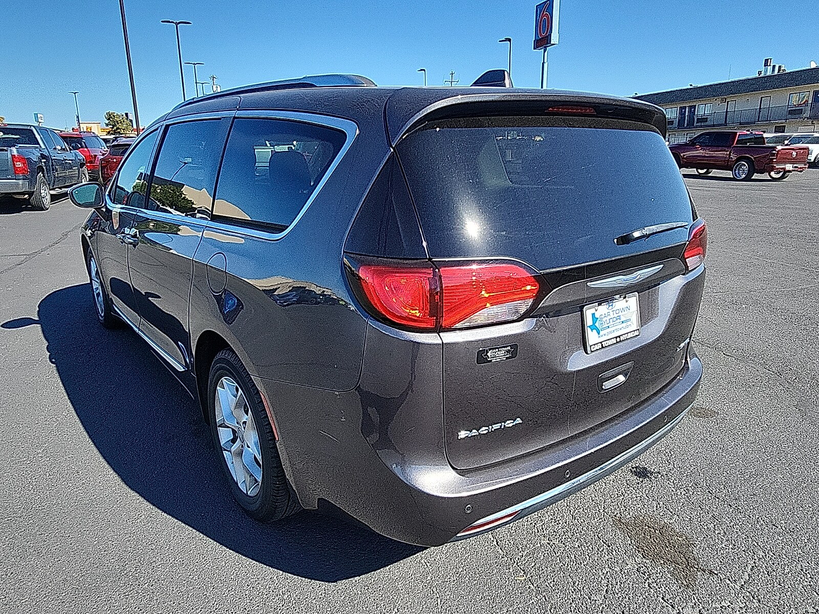 2020 Chrysler Pacifica Limited photo 3