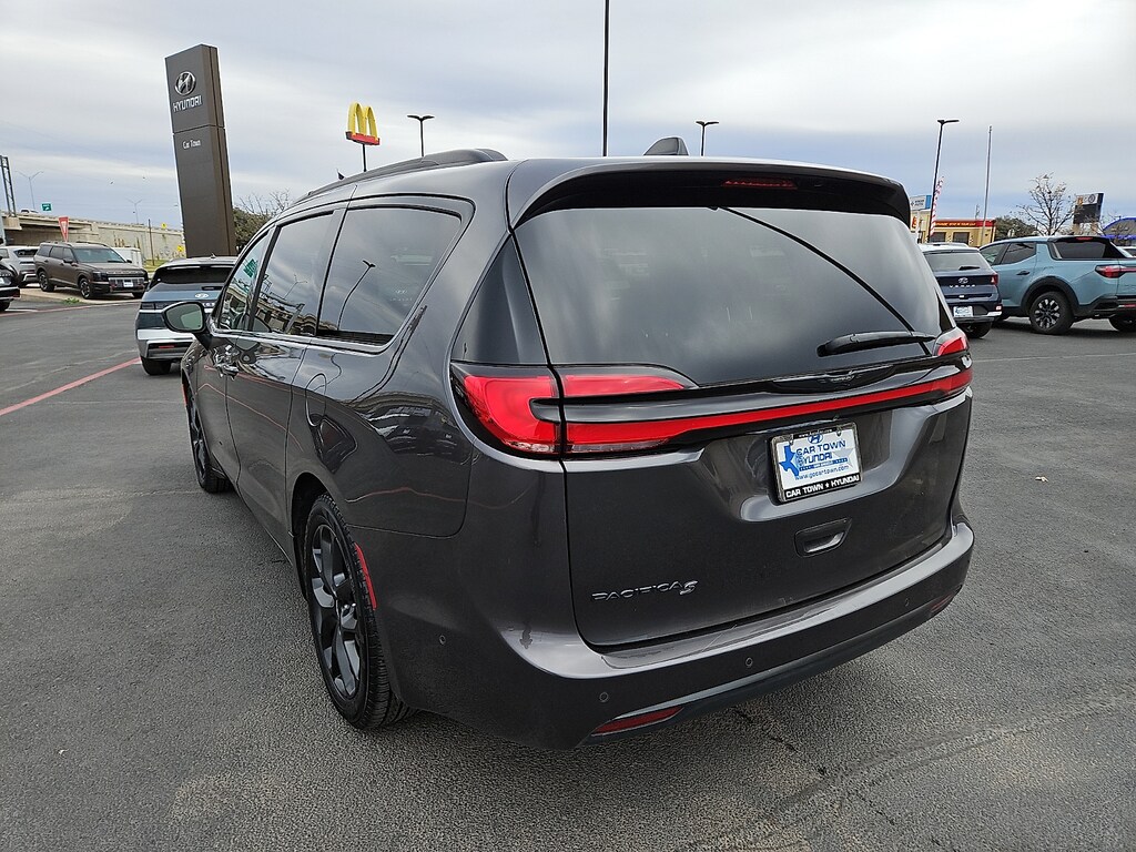 Used 2023 Chrysler Pacifica Touring L Front-Wheel Drive Passenger Van