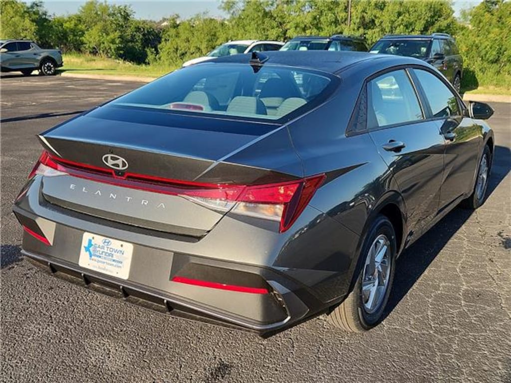 New 2026 Hyundai Elantra SE Sedan