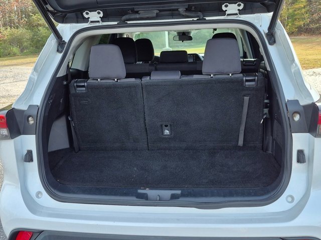 2022 Toyota Highlander LE photo 4