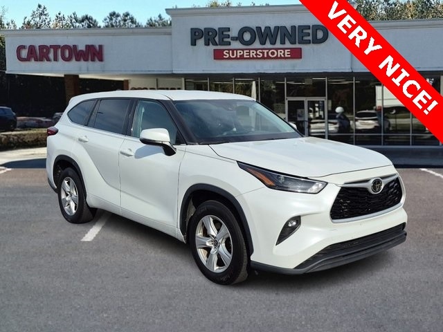 2022 Toyota Highlander LE's photo