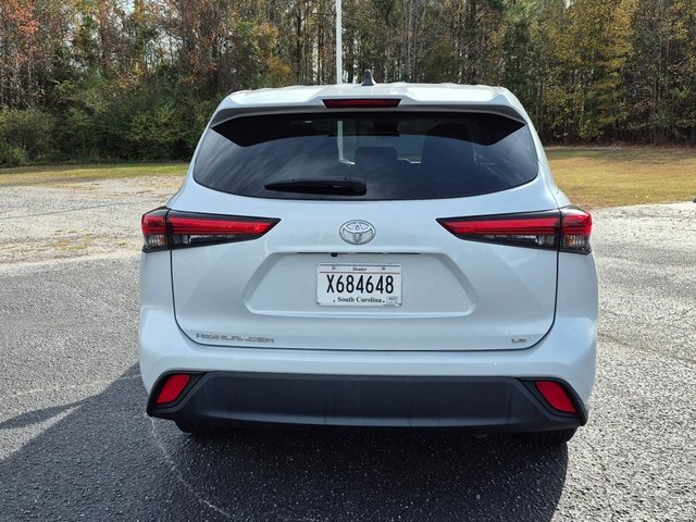 2022 Toyota Highlander LE photo 3