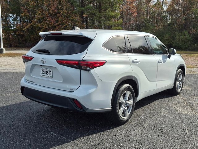 2022 Toyota Highlander LE photo 2