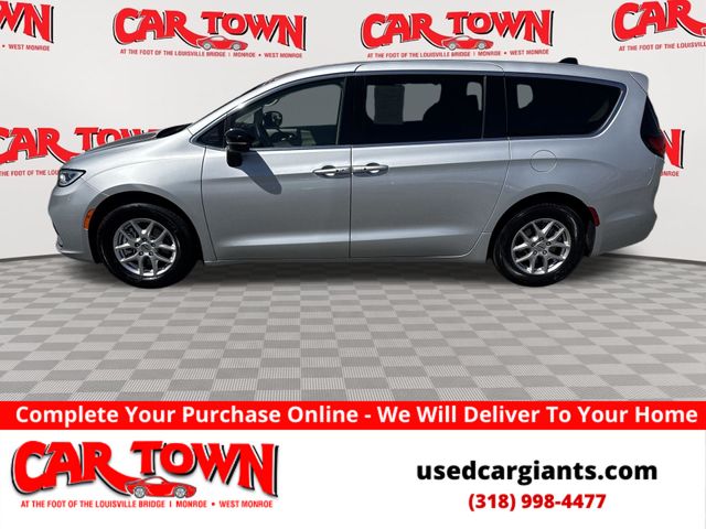 2024 Chrysler Pacifica Touring L's photo