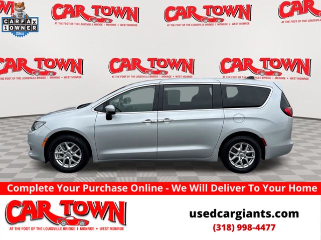 2023 Chrysler Voyager LX's photo