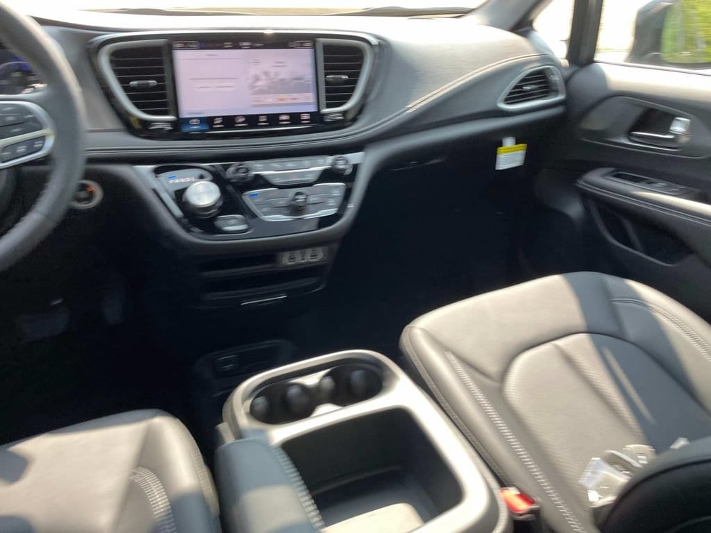 2025 Chrysler Pacifica Select - Photo 8