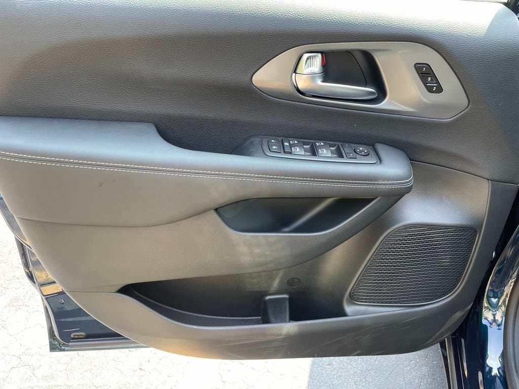 2025 Chrysler Pacifica Select - Photo 9
