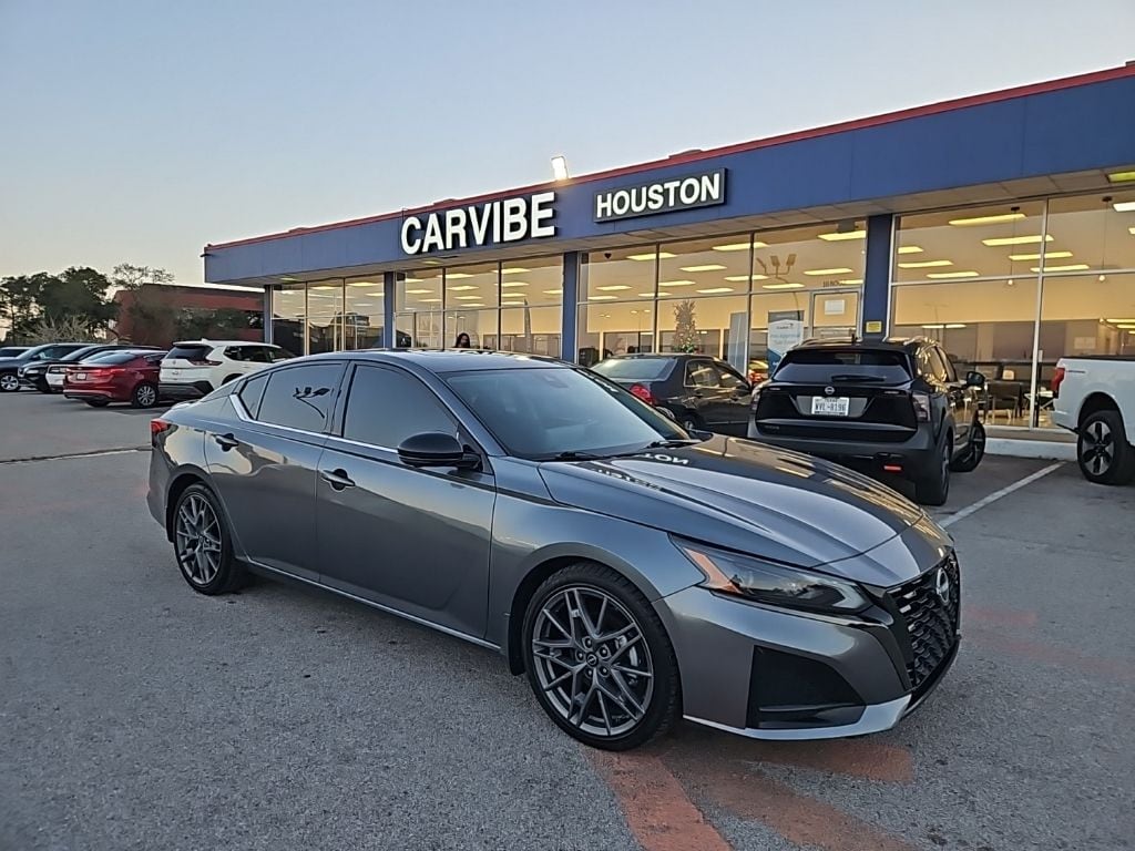 2023 Nissan Altima SR's photo