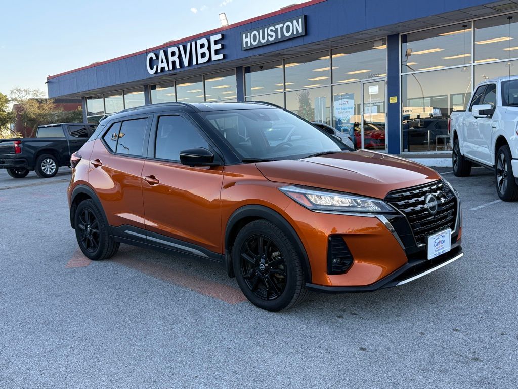 2023 Nissan Kicks SR's photo