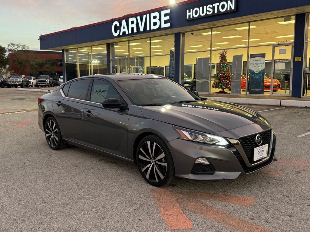 2022 Nissan Altima SR's photo