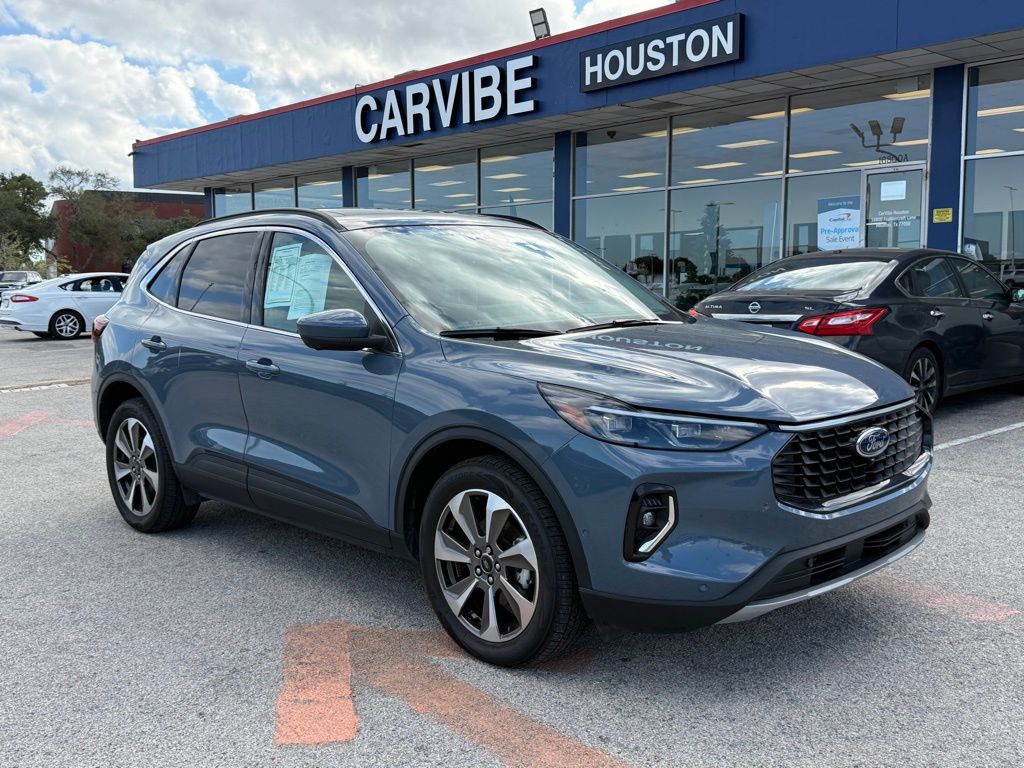 2023 Ford Escape Platinum's photo