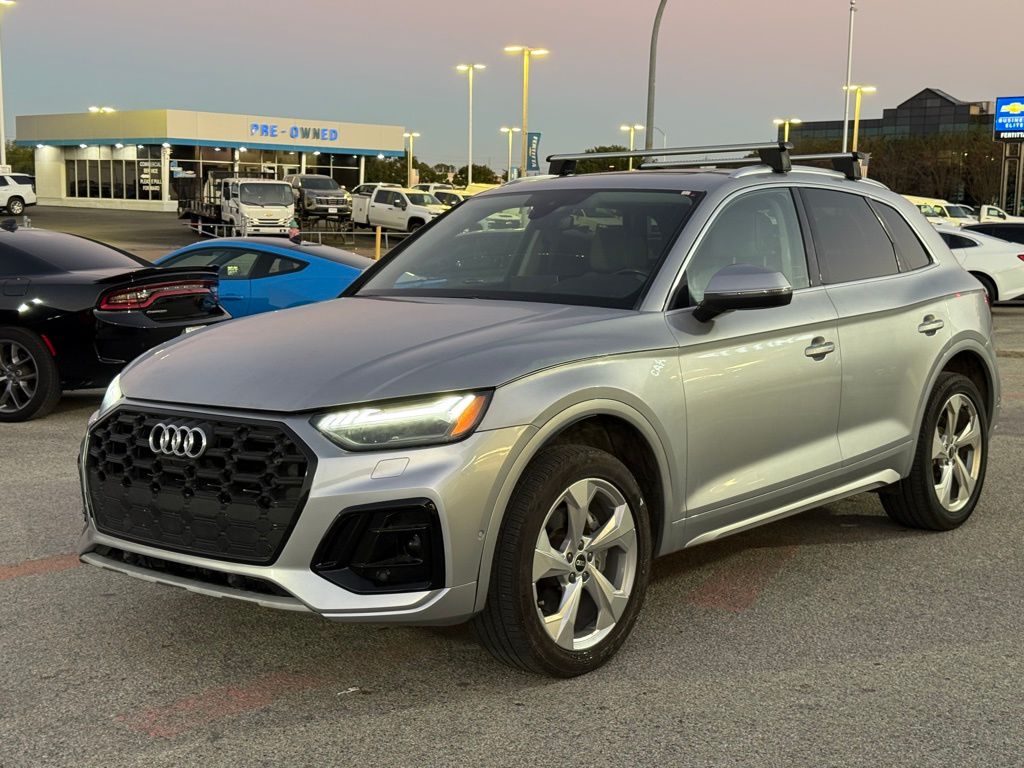 2021 Audi Q5 45 Prestige photo 2