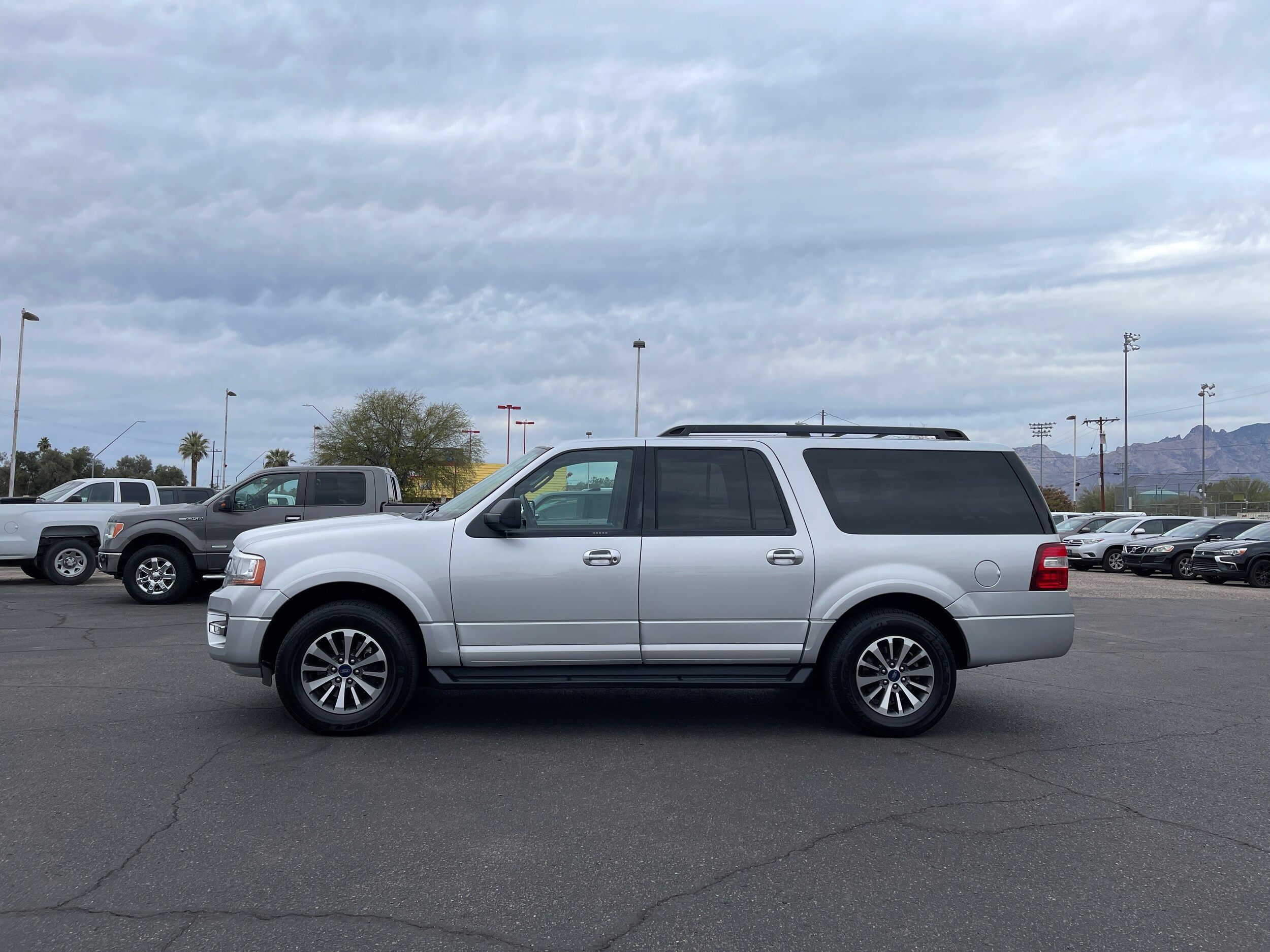 2017 Ford Expedition XLT photo 2