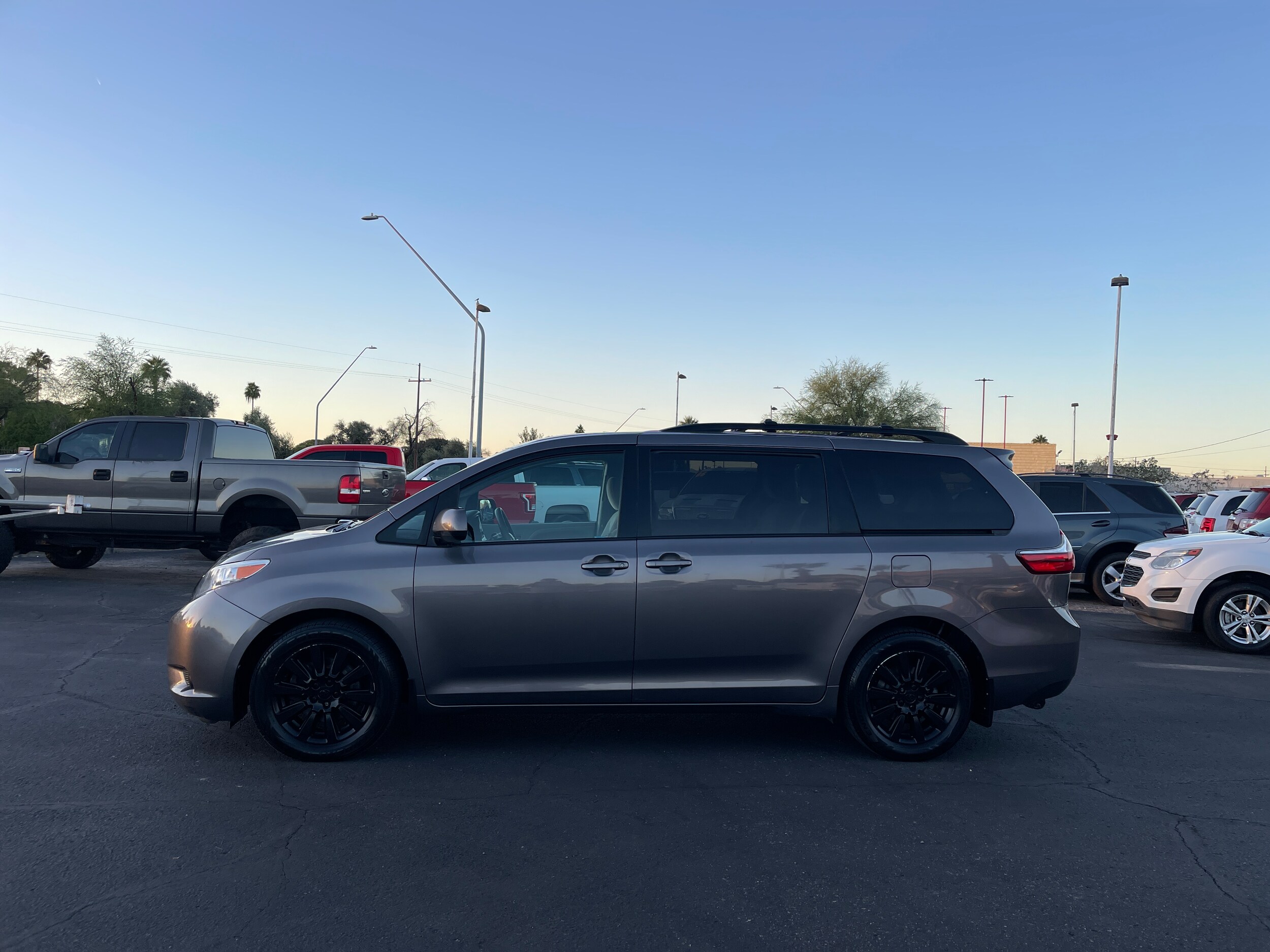 2015 Toyota Sienna LE photo 2