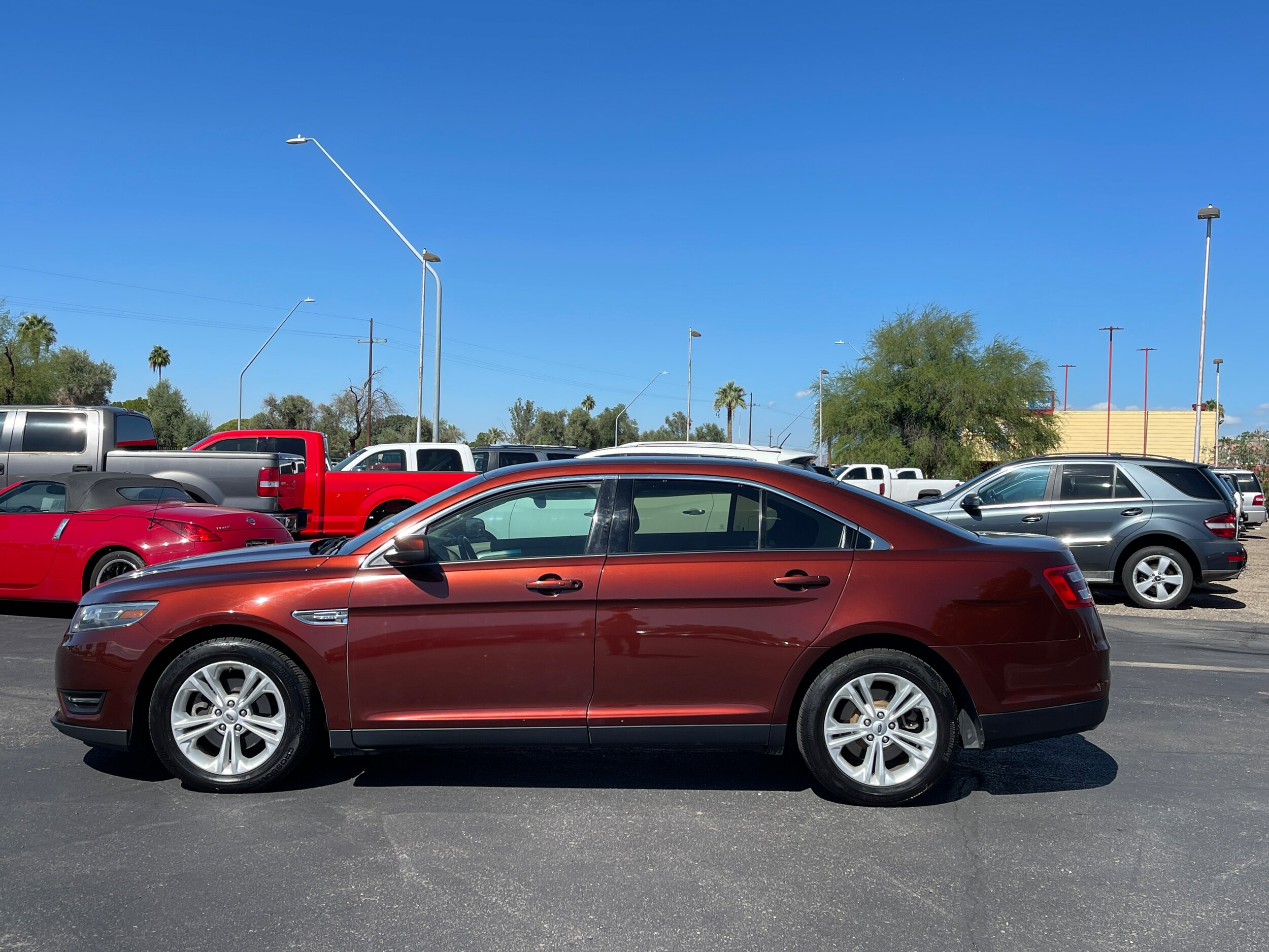 2015 Ford Taurus SEL photo 2