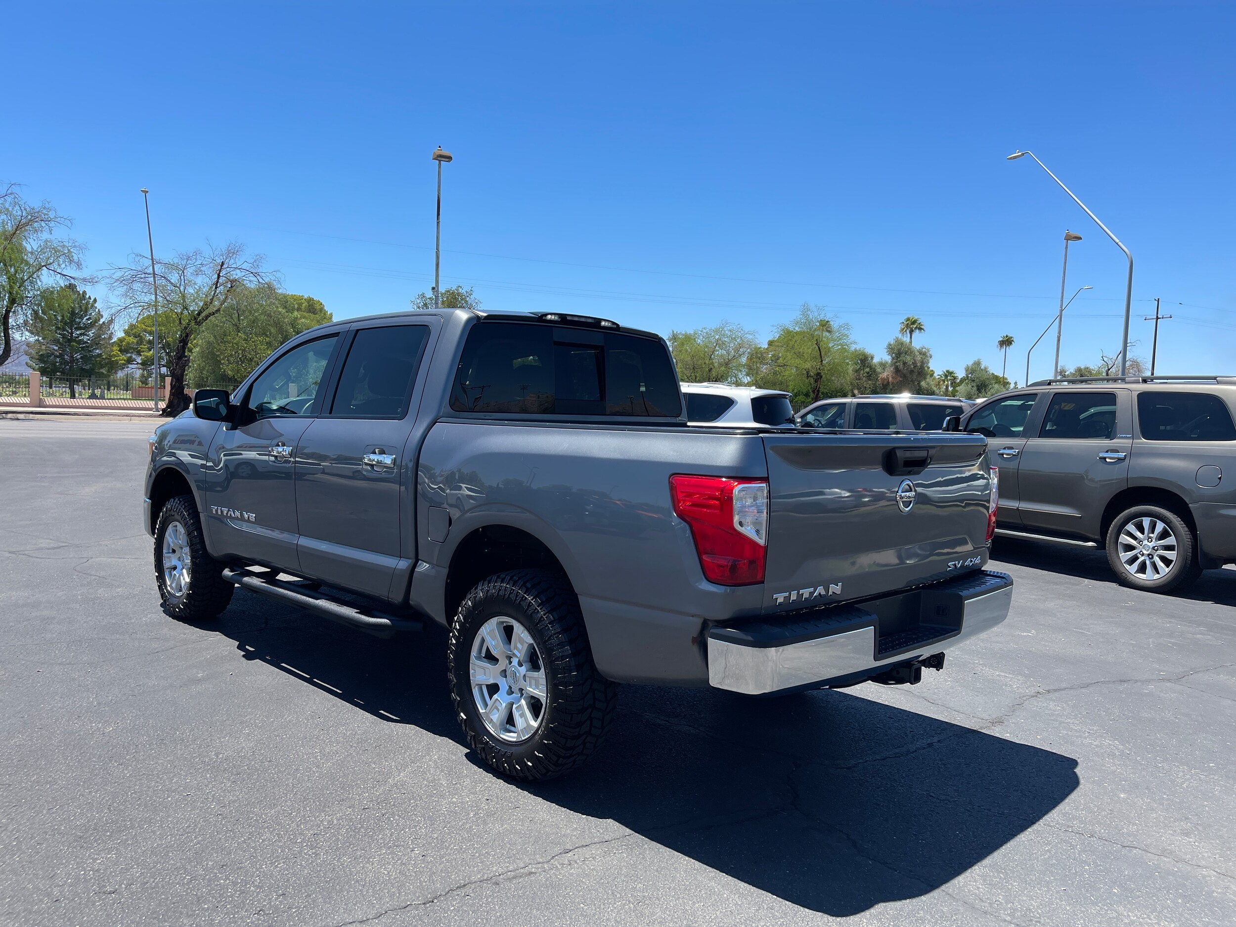 2018 Nissan Titan Crew Cab SV photo 2