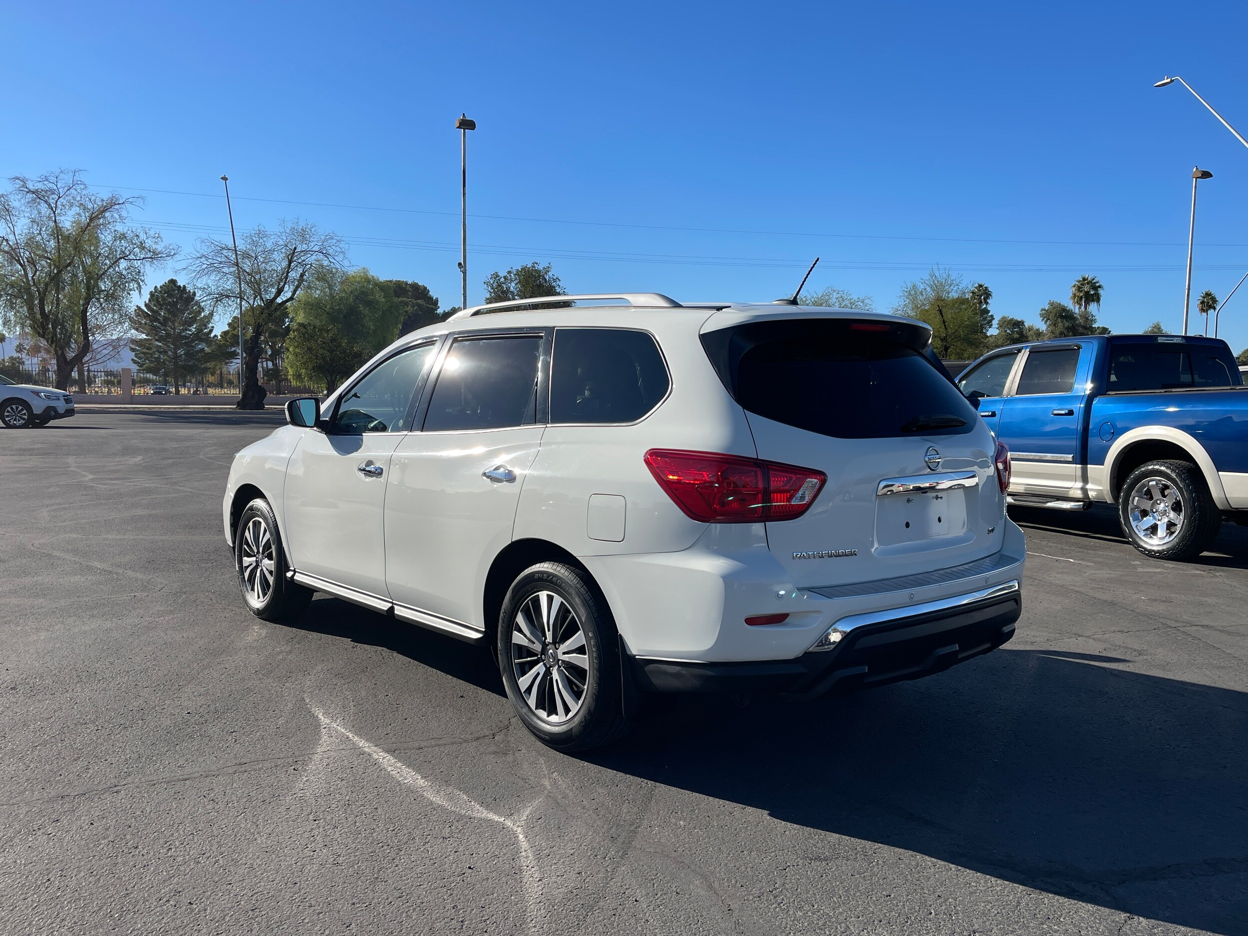 2018 Nissan Pathfinder SV photo 3