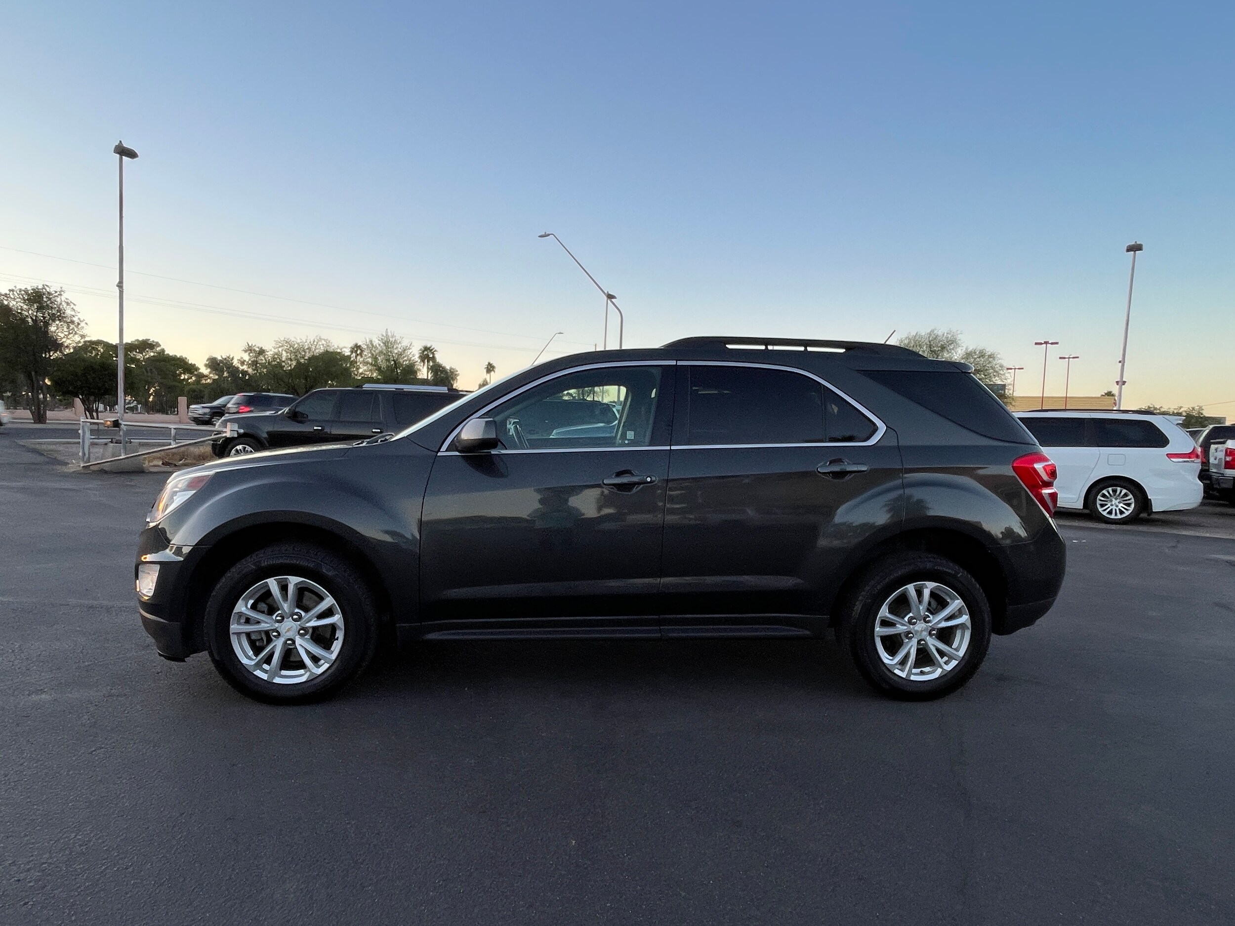 2017 Chevrolet Equinox LT photo 2