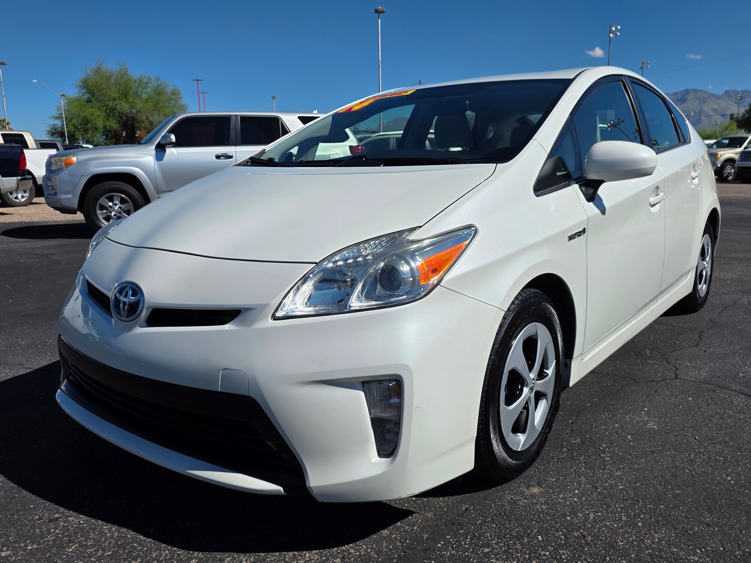 White 2014 Toyota Prius Hatchback Front-Wheel Drive Continuously Variable Transmission